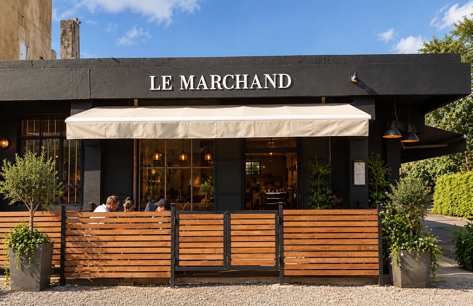Le Marchand — façade